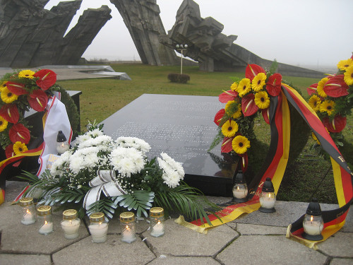 Kaunas, 2011, Gedenktafel für ermordete Berliner Juden am Tag ihrer Einweihung, Stiftung Denkmal