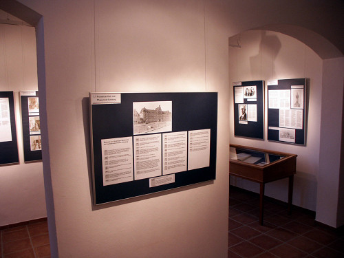 Lüneburg, 2007, Innenaufnahme der Bildungs- und Gedenkstätte mit Blick auf die Dauerausstellung, Raimond Reiter