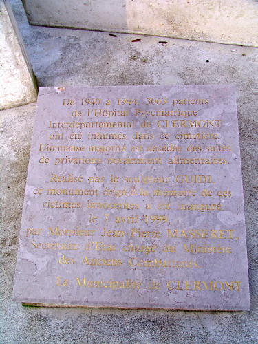 Clermont-de-l'Oise, o.D., Gedenktafel am Sockel des Denkmals, Musée Theillou