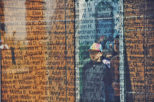 Andernach, 1996, Spiegelung des Betrachters in den Namen der Opfer, Paul Petzel
