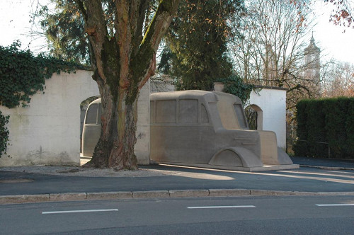 Ravensburg-Weißenau, 2006, Das Denkmal der grauen Busse in der ehemaligen Einfahrt zum Anstaltsgelände, ZfP Südwürttemberg