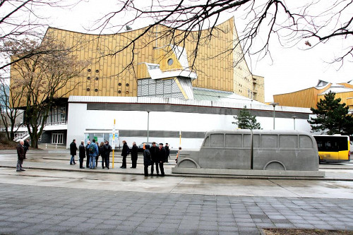 Berlin, 2008, Das Denkmal der grauen Busse am temporären Standort vor der Berliner Philharmonie, Ronnie Golz