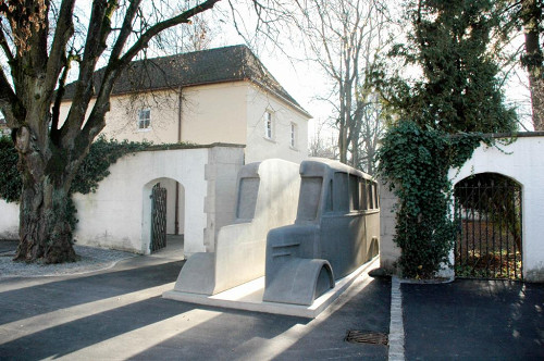 Ravensburg-Weißenau, 2006, Das Denkmal der grauen Busse in Weißenau, ZfP Südwürttemberg