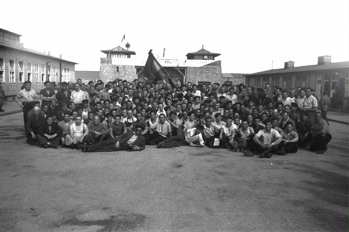 Mauthausen, 1945, Eine Gruppe spanischer Republikaner auf dem Appellplatz des Lagers kurz nach ihrer Befreiung, MHC – Fons Amical de Mauthausen