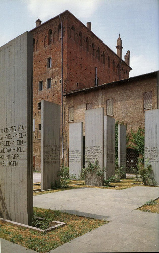 Carpi, o.D., Stelen mit den Namen deutscher Konzentrationslager vor dem Museum, Fondazione Fossoli