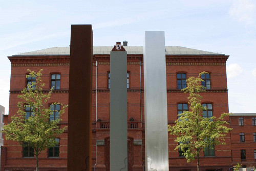 Berlin-Rummelsburg, 2015, Die drei Stelen symbolisieren die drei verschiedenen Epochen der Geschichte Rummelsburgs, Stiftung Denkmal