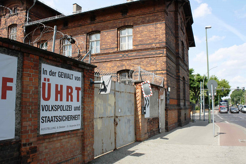 Berlin-Rummelsburg, 2015, Ehemaliges Eingangstor des Gefängnisses Rummelsburg, Stiftung Denkmal