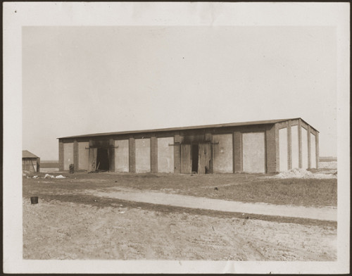 Gardelegen, 1945, Foto der US-Armee von der ausgebrannten Feldscheune, USHMM
