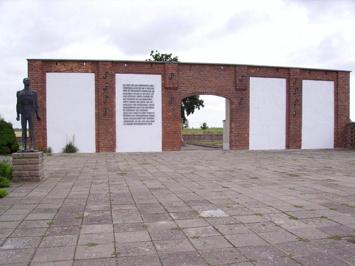 Gardelegen, 2006, Die als Gedenkmauer gestalteten Überreste der Feldscheune, Thomas Herrmann, Berlin