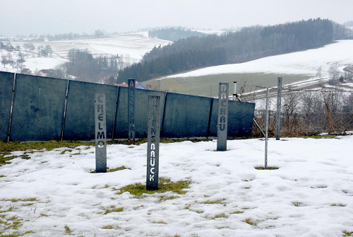 Mauthausen, 2009, Das 1998 enthüllte Denkmal für Sinti und Roma, Ronnie Golz