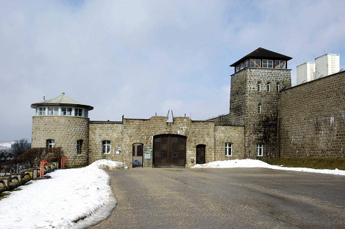 Mauthausen, 2009, Tor zum Garagenhof der SS mit Wachturm und Lagermauer, Ronnie Golz