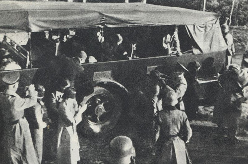 Palmiry, 1940, Den Opfern werden vor ihrer Hinrichtung die Augen verbunden, gemeinfrei