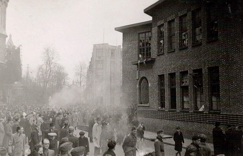 Antwerpen, 1941, Straßenszene während des Pogroms vom 14. April, Joods Museum van Deportatie en Verzet