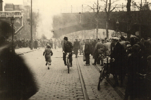Antwerpen, 1941, Straßenszene während des Pogroms vom 14. April, Joods Museum van Deportatie en Verzet