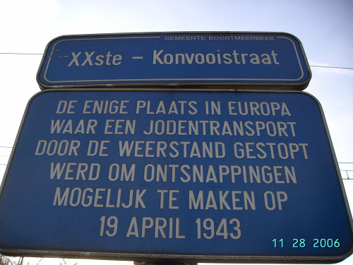 Boortmeerbeek, 2006, Hinweisschild am Bahnhof, Commemoration Transport XX