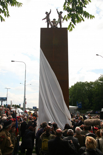 Prag, 2009, Die Enthüllung des Denkmals am 27. Mai, Úřad městské části Praha 8