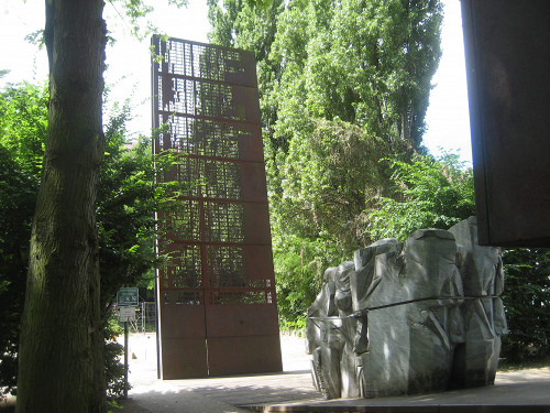 Berlin, 2010, Metallwand mit den Daten der Deportationen aus Berlin, Stiftung Denkmal