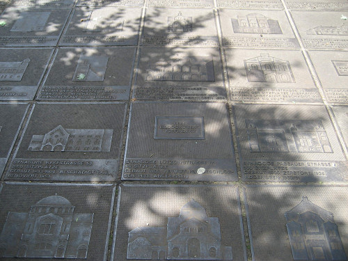 Berlin, 2010, Bodentafeln mit Bildern von nicht mehr existierenden Synagogen, Stiftung Denkmal