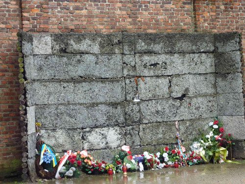 Auschwitz, 2010, Erschießungsmauer im ehemaligen Stammlager, Stiftung Denkmal