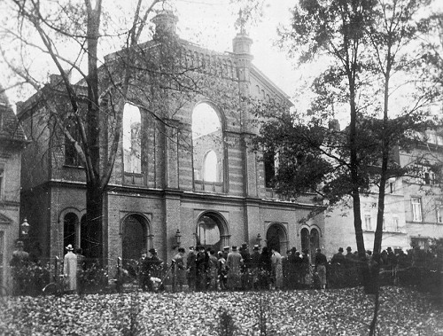 Erfurt, 10. November 1938, Anwohner und Schaulustige vor der ausgebrannten Großen Synagoge in Erfurt nach der Reichspogromnacht, Stiftung Topographie des Terrors