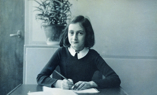 Amsterdam, o.D., Anne Frank am Schreibtisch, Anne Frank Haus Amsterdam/ANNE FRANK-Fonds/Basel