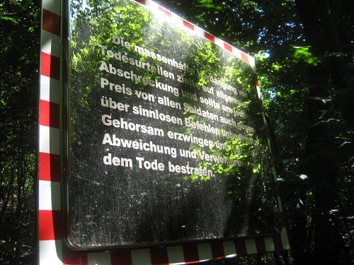 Berlin, 2010, Verkehrsspiegel mit Inschrift, Stiftung Denkmal