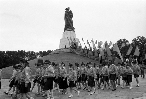 Berlin, 1989, Kranzniederlegung von Pionieren am Ehrenmal Treptow, Bundesarchiv, Bild 183-1987-0727-24, Thomas Uhlemann