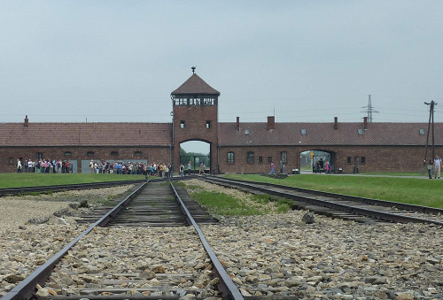Auschwitz-Birkenau, 2010, Eingangstor des ehemaligen Vernichtungslagers von der Rampe aus gesehen, Stiftung Denkmal