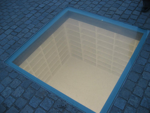 Berlin, 2006, Denkmal zur Erinnerung an die Bücherverbrennung - bei Nacht aufgenommen, Stiftung Denkmal