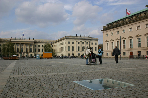 Berlin, 2008, Denkmal mit dem Hauptgebäude der Humboldt-Universität im Hintergrund, Stiftung Denkmal, Anne Bobzin