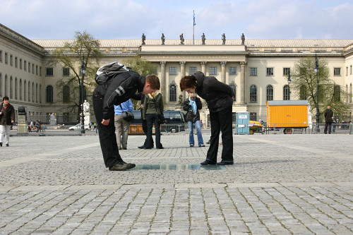 Berlin, 2008, Besucher am Denkmal, Stiftung Denkmal, Anne Bobzin