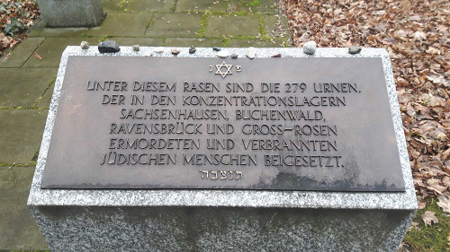 Berlin-Weißensee, 2019, Gedenktafel bei dem Urnenfeld mit Asche ermordeter Juden aus verschiedenen Konzentrationslagern, Stiftung Denkmal