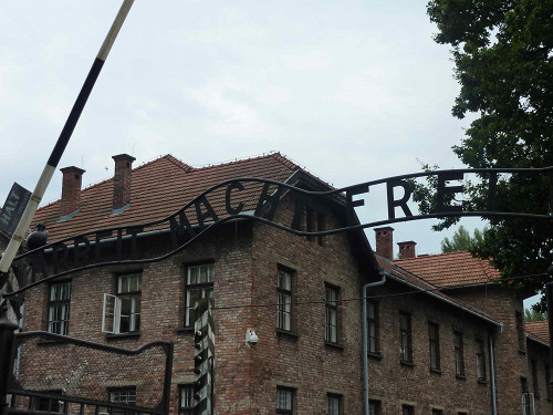 Auschwitz, 2010, Haupttor zum Stammlager mit dem Schriftzug »Arbeit macht frei«, Stiftung Denkmal