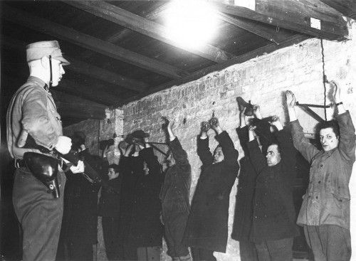 Berlin, 6. März 1933, Verhaftung von Kommunisten durch SA am Tag nach den Reichstagswahlen, Bundesarchiv, Bild 102-02920A, k.A.