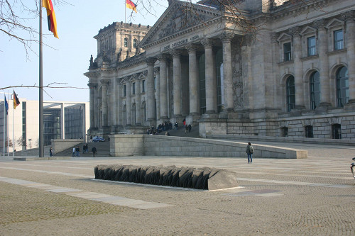 Berlin, 2008, Das Mahnmal für die ermordeten Reichstagsabgeordneten, im Hintergrund das Reichstagsgebäude, Stiftung Denkmal, Anne Bobzin