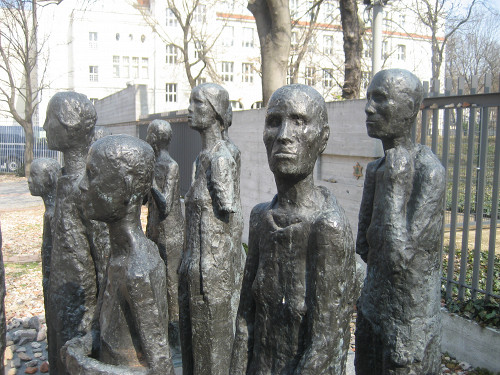 Berlin, 2011, Detailansicht der Skulpturengruppe von Will und Mark Lammert, Stiftung Denkmal