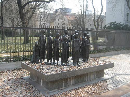 Berlin, 2011, Skulpturengruppe von Will und Mark Lammert vor dem Friedhof, Stiftung Denkmal