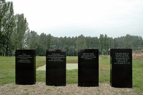 Auschwitz-Birkenau, 2005, Gedenksteine vor einem Teich hinter dem Standort des Krematoriums III, in den die Asche Ermordeter geschüttet wurde, Targon