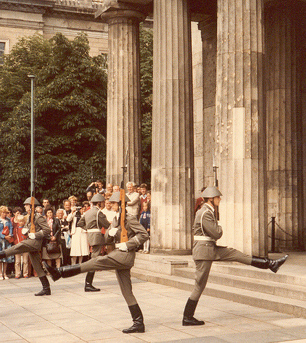 Berlin (Ost), 1984, Wachablösung des Wachregiments »Friedrich Engels« vor der Neuen Wache, Joel Bradshaw
