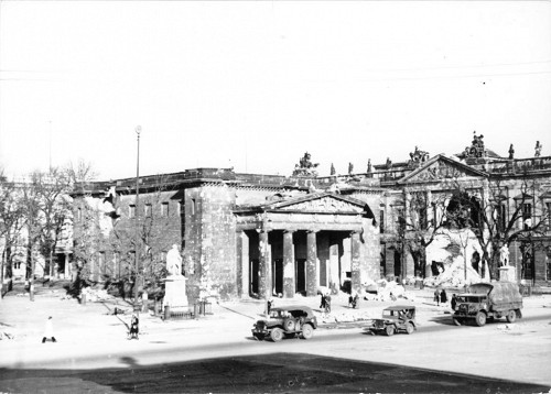 Berlin, 1945, Die Neue Wache nach ihrer Zerstörung durch Bomben, Bundesarchiv, Bild 183-M1205-329, Otto Donath