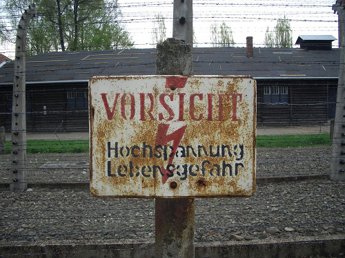 Auschwitz, 2005, Warnschild am Stacheldraht des Stammlagers, Stiftung Denkmal