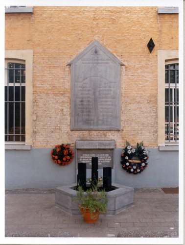 Mechelen, 2003, Gedenktafel beim Eingangstor des Kasernengebäudes, Joods Museum van Deportatie en Verzet