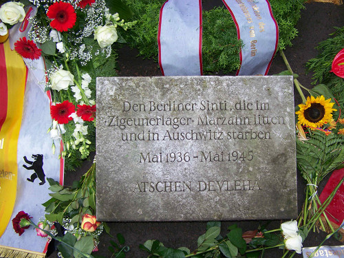 Berlin-Marzahn, 2009, Gedenktafel aus dem Jahr 1990, Stiftung Denkmal, Joana Stoye