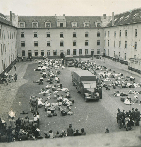 Mechelen, 1942, Innenhof der Dossin-Kaserne unmittelbar vor einer Deportation, Joods Museum van Deportatie en Verzet