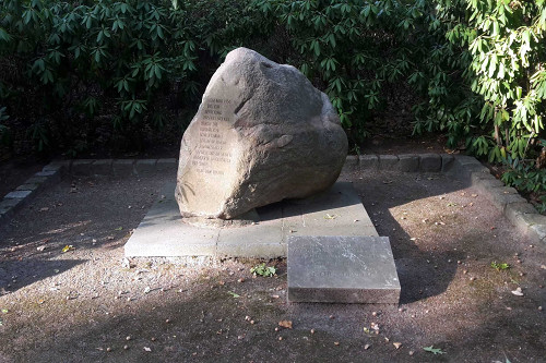 Berlin-Marzahn, 2019, Der 1986 aufgestellte Gedenkstein, Stiftung Denkmal