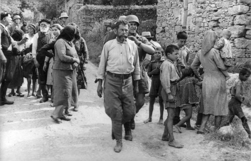 Kondomari, 1941, Griechische Zivilisten werden von Wehrmachtssoldaten abgeführt, Bundesarchiv, Bild 101I-166-0525-09, Franz Peter Weixler