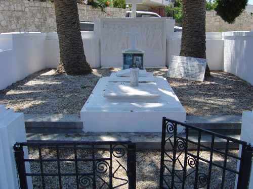 Kondomari, 2004, Ehrengrab auf dem Friedhof von Kondomari für die am 2. Juni 1941 ermordeten Dorfbewohner, Alexios Menexiadis