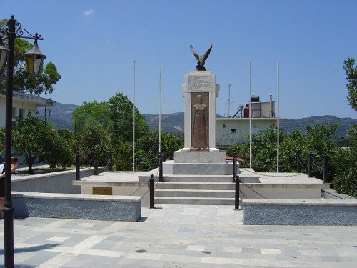 Alikianos, 2004, Denkmal für die am 2. Juni 1941 ermordeten Dorfbewohner, Alexios Menexiadis
