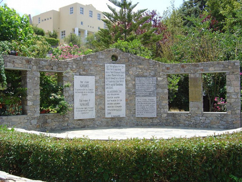 Kandanos, 2004, Das Denkmal für die am 3. Juni 1941 ermordeten Dorfbewohner, Alexios Menexiadis