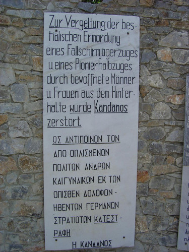 Kandanos, 2004, Kopie einer von den deutschen Besatzern nach der Zerstörung des Dorfes aufgestellten Tafel, Alexios Menexiadis